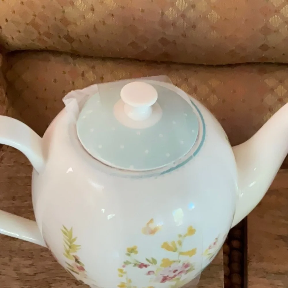 Grace Pantry Roses & Flowers w Polka Dots Tea Pot